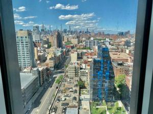纽约LES is MORE stunning views!的从窗户可欣赏到城市美景