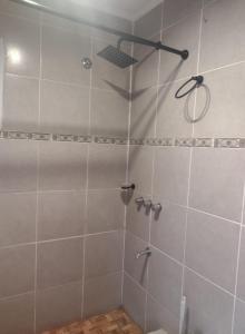 厄尔查尔坦Nativos的带淋浴喷头的浴室
