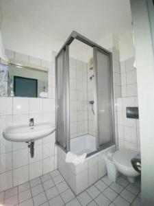 科隆克里斯蒂娜酒店的一间带水槽、淋浴和卫生间的浴室