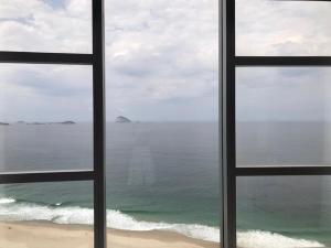 里约热内卢Suíte Com Vista pro Mar no Hotel Nacional的从窗户可欣赏到海景