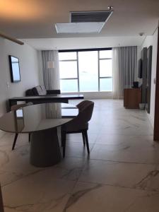 里约热内卢Suíte Com Vista pro Mar no Hotel Nacional的客厅配有桌子和沙发