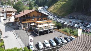 新黎凡特Tyrol Living & Cafe的停车场内停放汽车的大型建筑