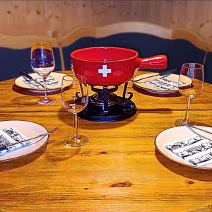 WeiteChalet Ferreira的一张桌子,上面放着红锅和酒杯