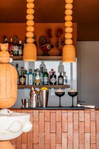 巴塞卢什Solar de Vila Meã的厨房配有带瓶子和餐具的台面