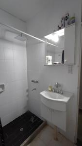 瓜伊马延Cavas de Mendoza - Syrah - 3 habitaciones - Frente al Shopping的白色的浴室设有水槽和镜子