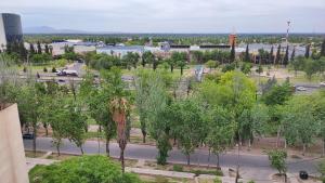 瓜伊马延Cavas de Mendoza - Syrah - 3 habitaciones - Frente al Shopping的享有树木公园和街道的空中景致