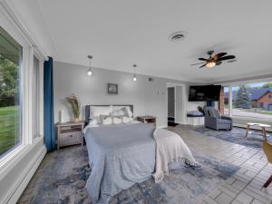 利明顿Coastal Suite - Seacliff Beach Suites的一间卧室设有一张床和一个大窗户