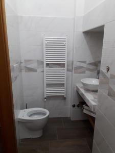 泰拉诺瓦迪波利诺Bed And Breakfasts LA CASETTA的白色的浴室设有卫生间和水槽。
