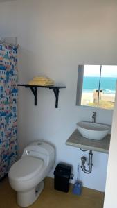 洛维托斯Tayta Surf House的一间带卫生间和水槽的浴室
