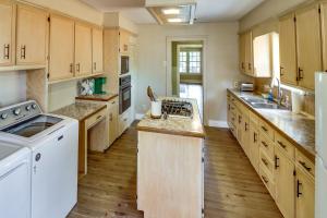 阿比林Centrally Located Abilene Abode 2 Mi to Downtown!的一个带木制橱柜和白色家电的大厨房
