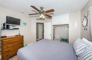 克利尔沃特Tropical Blue Water beachside 7的一间卧室配有一张床和吊扇