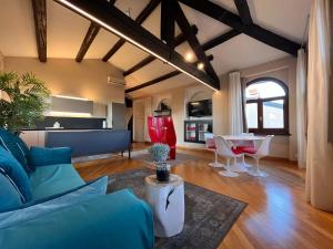 维罗纳Piazza Erbe Lodge的客厅配有蓝色的沙发和桌子