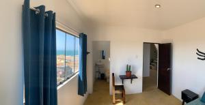 洛维托斯Tayta Surf House的客房设有海景窗户。