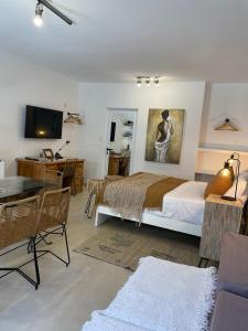 拉里奥哈Casa de Piedra- céntrica的一间卧室配有一张床、一张书桌和一台电视