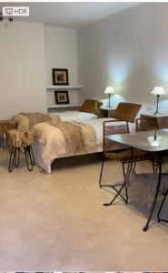 拉里奥哈Casa de Piedra- céntrica的一间卧室配有一张床和两张桌子及椅子