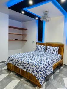 多拉代尔Parcela el paraiso的一间卧室配有一张蓝色天花板的床