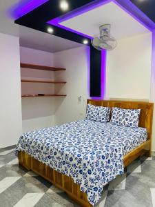 多拉代尔Parcela el paraiso的一间卧室配有一张带蓝色和白色棉被的床