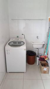 里约热内卢CASA 2 QUARTOS的一个带洗衣机和水槽的小厨房