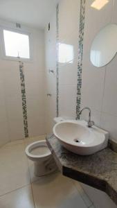 里约热内卢CASA 2 QUARTOS的白色的浴室设有水槽和卫生间。