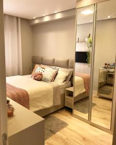 里约热内卢CASA 2 QUARTOS的一间卧室配有一张床和镜子