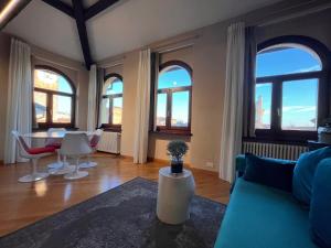 维罗纳Piazza Erbe Lodge的带沙发、椅子和窗户的客厅