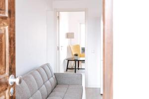 佩尼契Sea View Baleal的客厅配有沙发和桌子