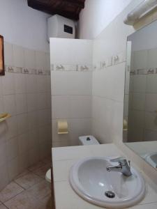 AbéméCampement Nyabinghi的白色的浴室设有水槽和卫生间。