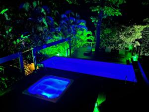 伊利亚贝拉Casas Do Mar的蓝色灯光的游泳池