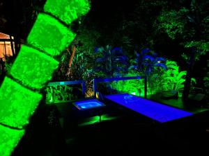 伊利亚贝拉Casas Do Mar的室外露台拥有蓝色和绿色的灯光