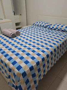 瓜拉派瑞MAR & SERRA - PRAIA do MORRO的一张蓝色和白色的床,上面有两条毛巾