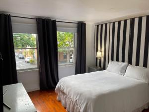 墨尔本Luxury Fitzroy House的一间卧室设有一张床和一个大窗户