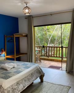 马塔迪圣若昂Loft Reserva Sapiranga Praia do Forte Vila Hen 102的一间卧室设有一张床和一个阳台