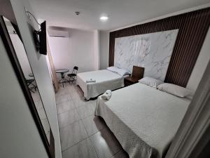 Tocumen巴拿马托库门国际机场快捷酒店的酒店客房设有两张床和一张桌子。