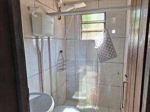 卡内拉Morada strauss的带淋浴、卫生间和盥洗盆的浴室