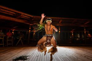 阿鲁坦加艾图塔基泻湖私人岛屿度假村（仅限成人）的舞台上马跳舞的女人