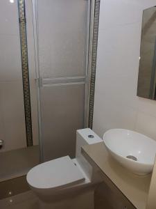 卢那欢纳Hostal Aventura Total Perú_lunahuana的浴室配有白色卫生间和盥洗盆。