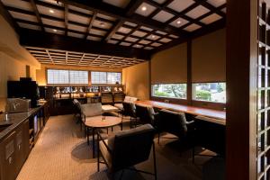 丰冈市常磐别馆的一间带桌椅和窗户的用餐室