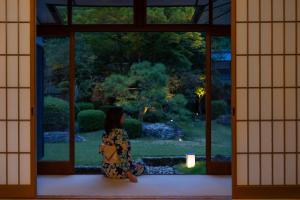 丰冈市常磐别馆的窗外花园的女人