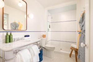 格林波特Silver Sands Motel & Beach Bungalows的一间带水槽和卫生间的浴室
