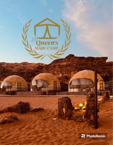 DisahQueen's Magic Camp的沙漠中的一组圆顶帐篷
