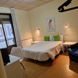 维戈里尔旅馆的酒店客房配有一张带绿色枕头的大床