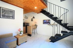 坎古ND LOFT 2 by Kasta Hospitality的一间带楼梯和书桌的客厅