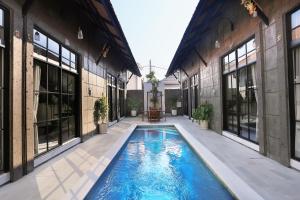 坎古ND LOFT 2 by Kasta Hospitality的一座建筑的庭院中的游泳池