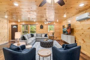 加特林堡Brand New Luxury Cabin-Private Appalachian Retreat的带沙发和电视的客厅