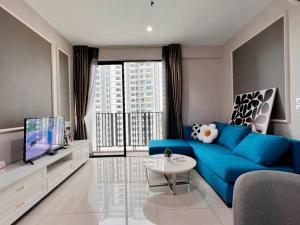 莎阿南Homely 2BR, Free Carpark @ Direct Link Central Mall, SOGO, Theme Park的客厅配有蓝色的沙发和电视