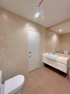 莎阿南Homely 2BR, Free Carpark @ Direct Link Central Mall, SOGO, Theme Park的浴室配有卫生间、盥洗盆和淋浴。