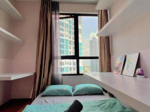 莎阿南Homely 2BR, Free Carpark @ Direct Link Central Mall, SOGO, Theme Park的客房设有窗户和一张带架子的床