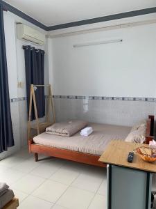 Bình ThủyKhách Sạn Homesaty KV2的一间卧室配有一张床和一张桌子