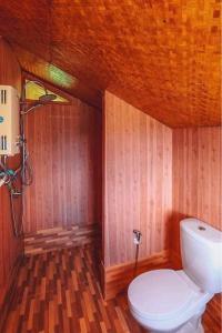 บ้านลิ้นจี่的木制客房内的白色卫生间浴室