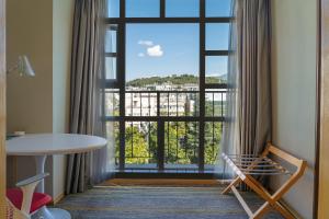 丽江丽江实力希尔顿花园酒店的客房设有享有美景的大窗户。